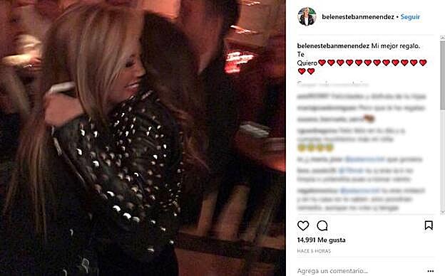 El caluroso abrazo de Belén a su hija.