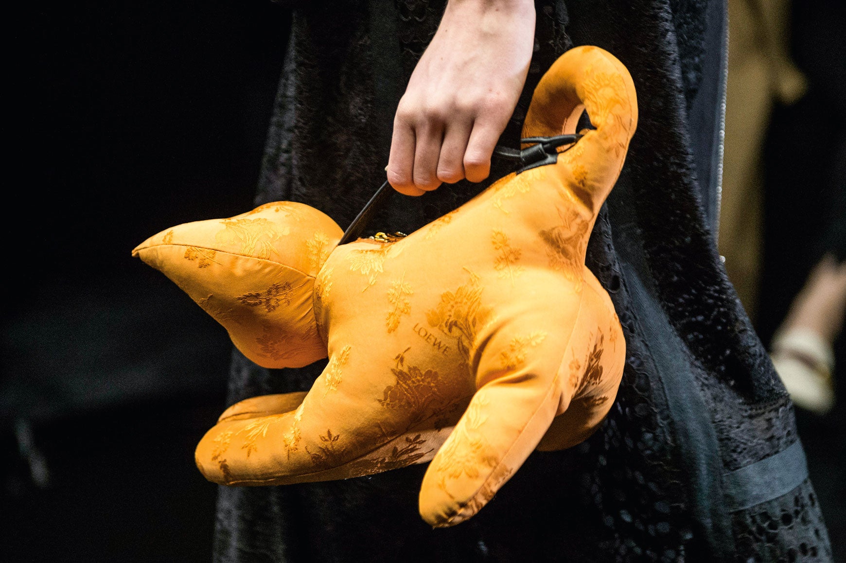 Bolso de la foto de portada de Loewe.