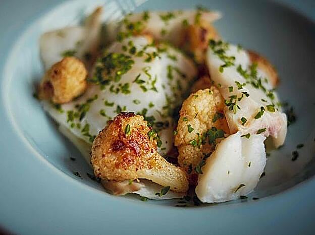 Este es el aspecto de nuestro bacalao confitado con coliflor.