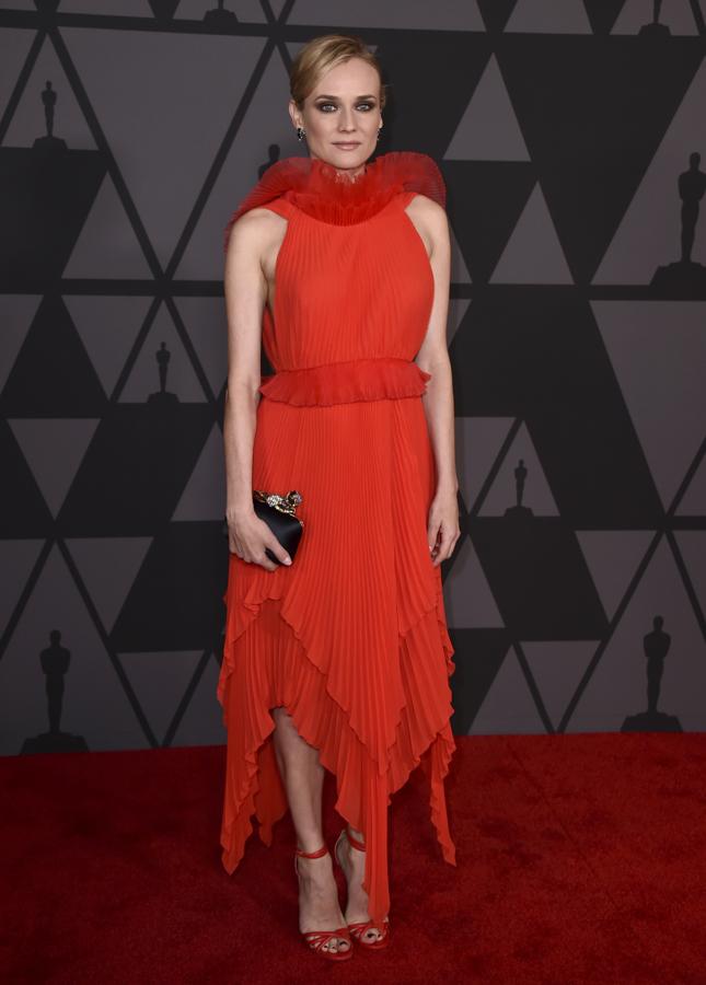 El rojo como color de la buena suerte y una silueta tan original con el plisado como protagonista de este Givenchy de Diane Kruger.