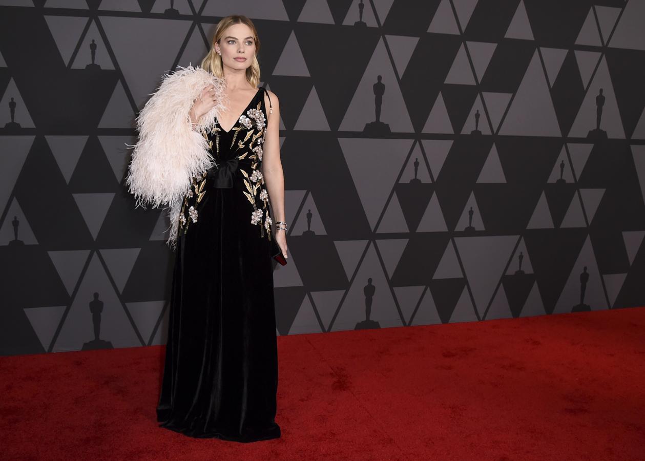 El terciopelo es tendencia, y le sacarás todo su potencial estas fiestas si lo eliges para dar forma a un vestido de noche con detalles joya bordados como este de Altuzarra que luce Margot Robbie. Nos encanta cómo queda combinado con la estola de pelo de Prada.