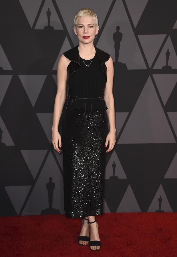 La sencillez es la clave de la elegancia, y este conjunto de falda midi de lentejuelas y top liso de Michelle Williams (con la firma de Louis Vuitton) serña la inspiración perfecta para dar forma a tu look de fiesta estas Navidades.
