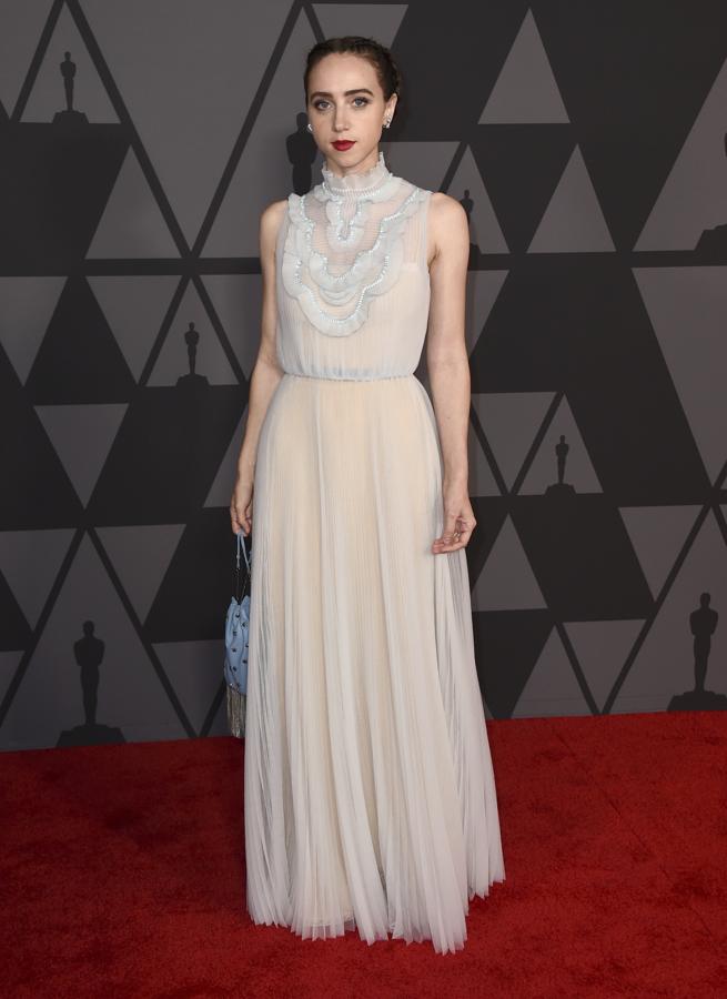 De nuevo, inspiración bailarina y tonos neutros para una Navidad minimalista y muy femenina, como este Prada de Zoe Kazan.