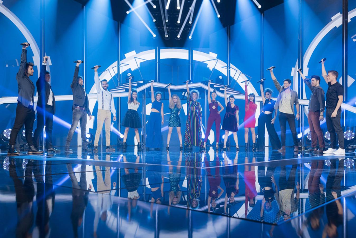 "I'm still standing" fue el tema que interpretaron todos los concursantes.