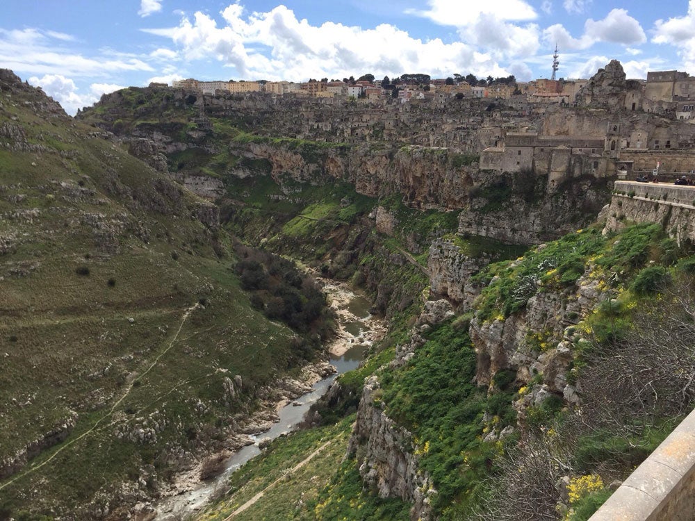 Sassi di Matera puede parecer una ciudad abandonada a simple vista, pero su historia se remonta a tiempos del Neolítico.