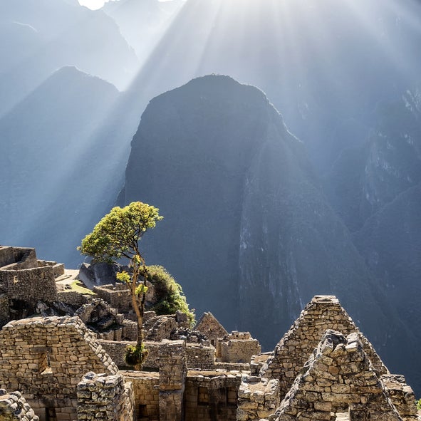Se trata de uno de los destinos con más historia de toda la humanidad. El Machu Picchu una ciudadela inca del siglo XV ubicada sobre una cadena montañosa de 2.400 metros sobre el nivel del mar.