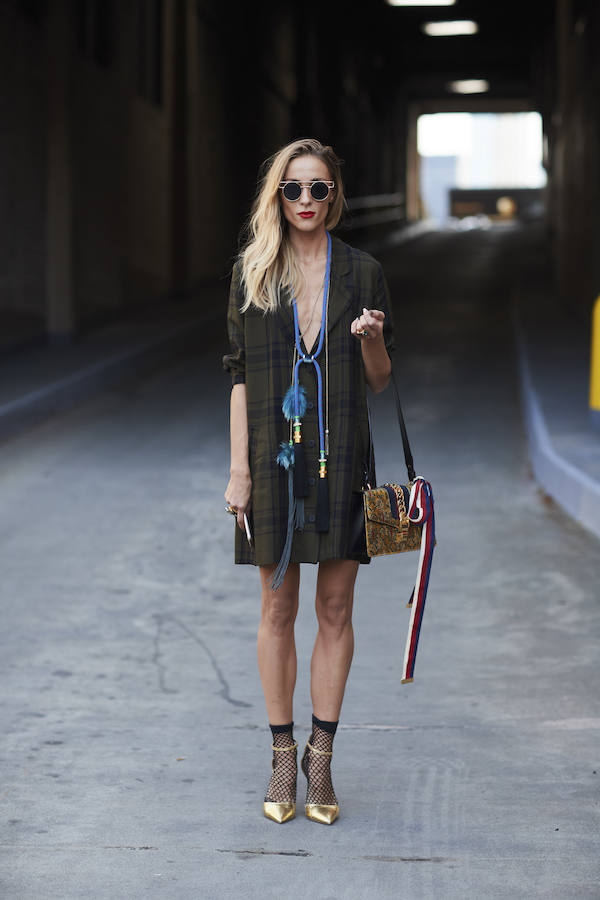 Las medias de red causaron furor en el invierno del año pasado, lo que no habíamos visto hasta ahora era esta mezcla extravagante con zapatos dorados. ¿Acierto o error? ¡Más bien cuestión de gustos!