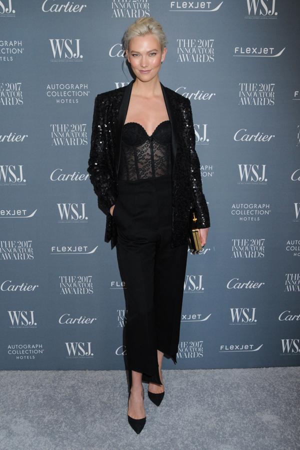 ¡Ponerse al lado de la modelo en una foto debe ser una experiencia bastante traumática para el común de las mortales!  Karlie Kloss roza el 1.90m (en concreto, mide 1.88m).