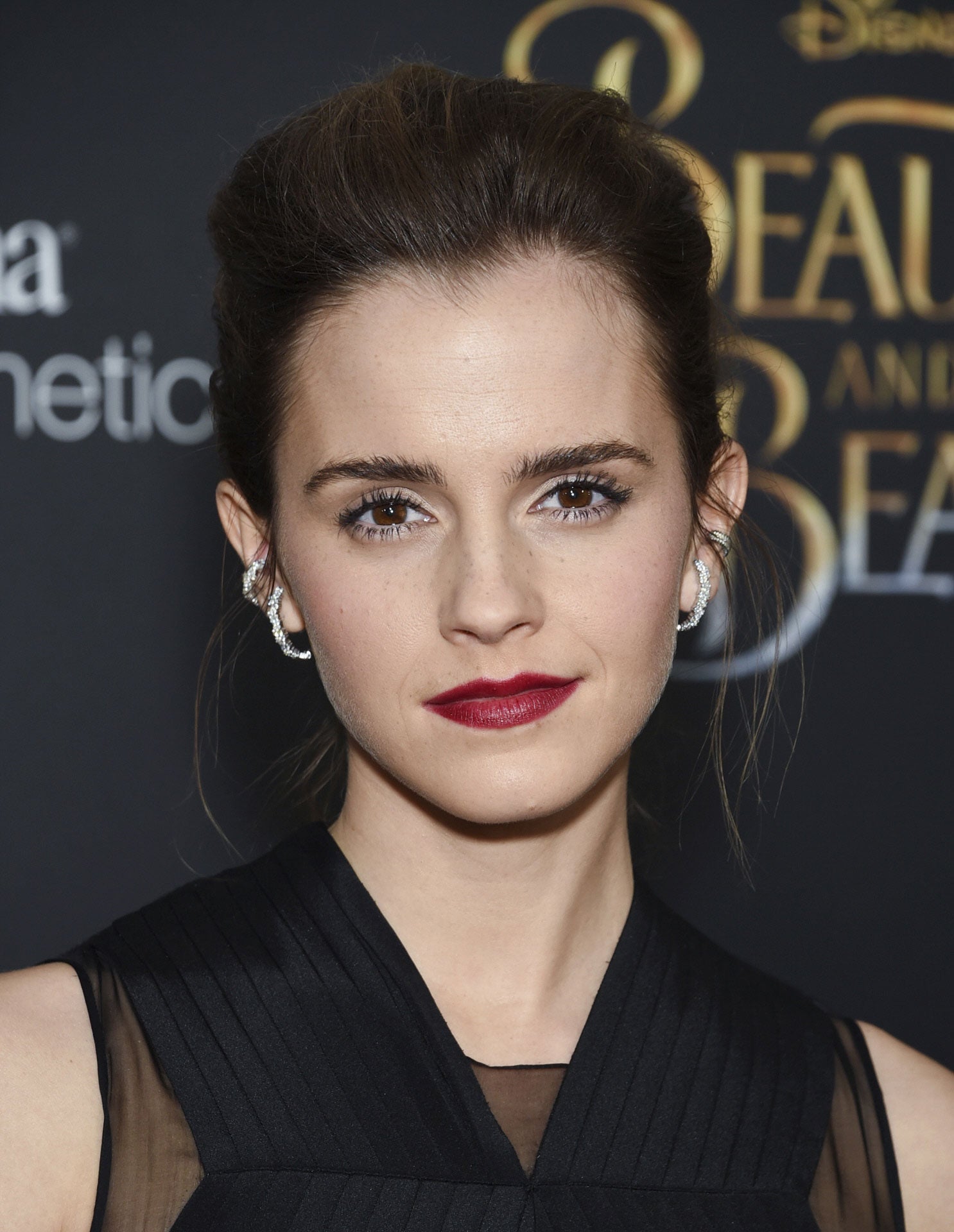 Otra combinación perfecta para el día es que luce la actriz Emma Watson con labios rojos y el resto del rostro muy natural, pero marcando bastante sus cejas.
