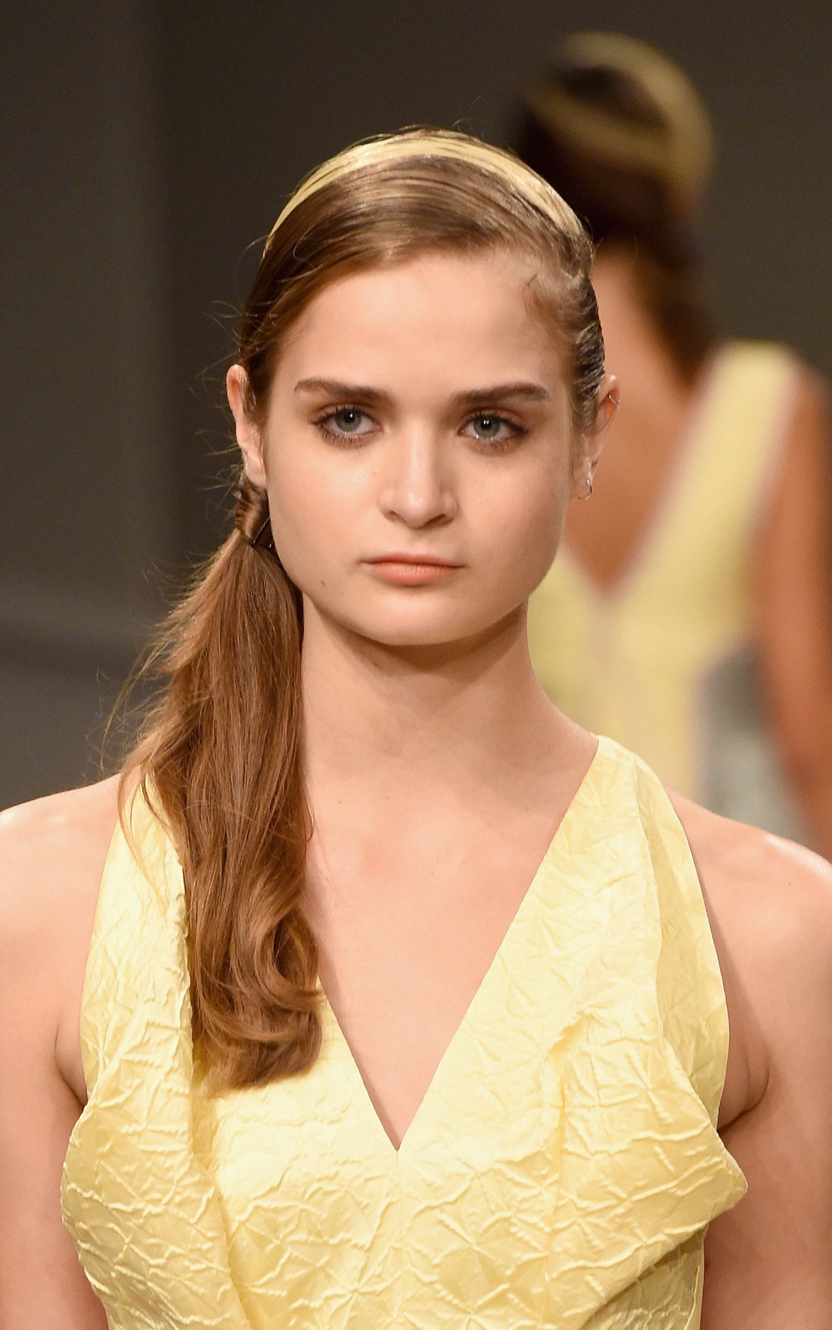 Súper estilosa esta coleta lateral y muy sencilla.