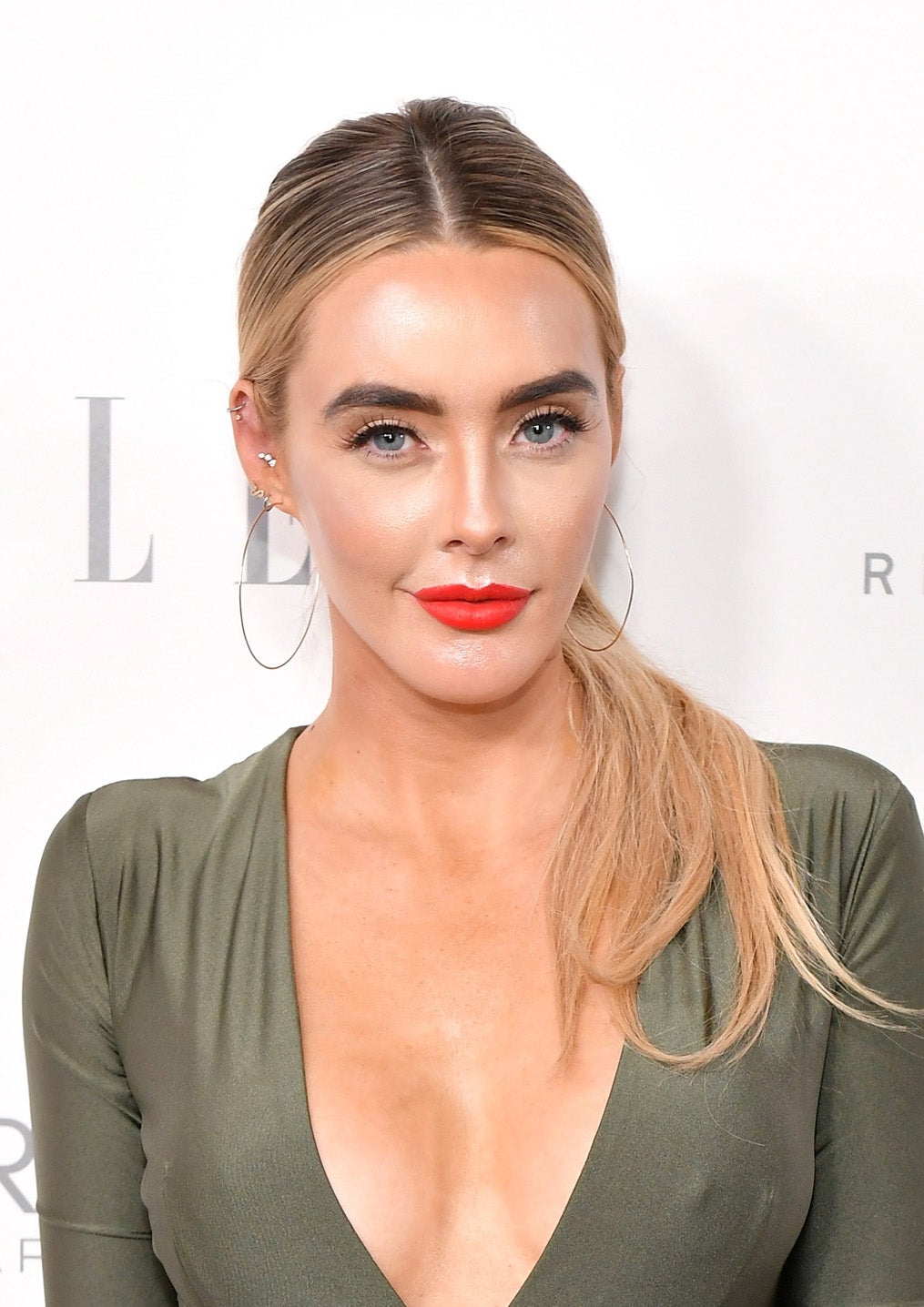 Hazte una coleta con raya en el medio y pulida en las raíces.