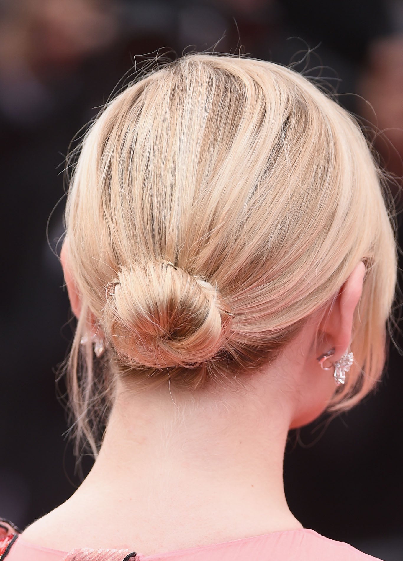 Si tienes media melena, hazte un moño de bailarina bajo, a la altura de la nuca, y deja algunos mechones sueltos.