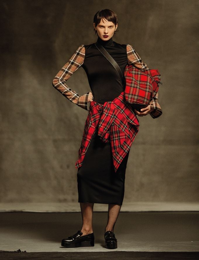 Vestido y bolso, de Loewe. En la cintura, camisa de Esprit. Los anillos son de Suarez; las medias, de Calzedonia; y los zapatos, de Stonefly