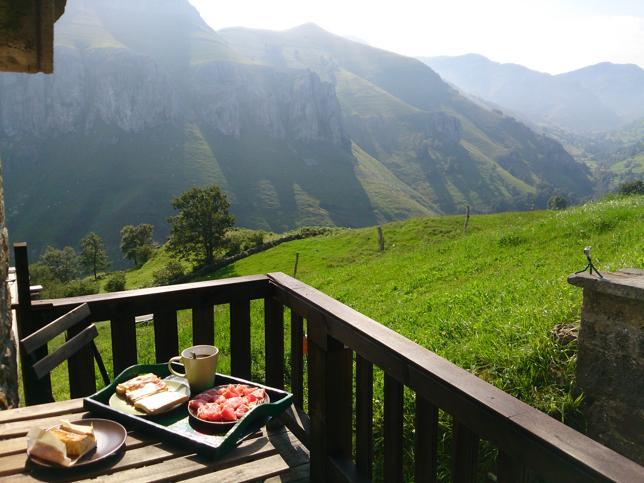 Además, si puedes, vive la experiencia de una forma auténtica: alojándote en una cabaña pasiega propia de las montañas de Cantabria