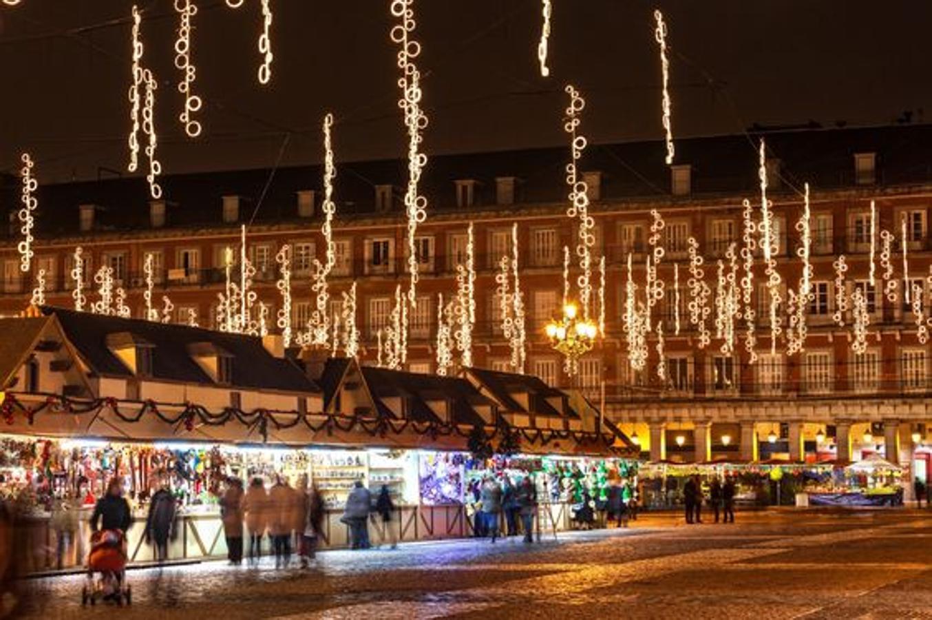 La Navidad empieza el Madrid con la inauguración de su tradicional mercadillo de la Plaza Mayor, que este año abre sus más de 100 casetas el 24 de noviembre. Sin duda, una parada obligada si pasas el puente de diciembre en la capital. (Foto: Pinterest)