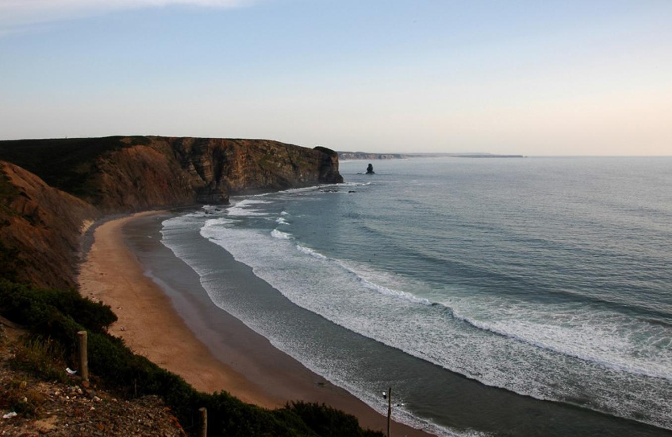 Arrifana es,para muchos una de las playas más bonitas de Algarve, con su entorno natural virgen y sus olas bravas, paraíso de surfers. (Foto: Turismo Ruta Vicentina)
