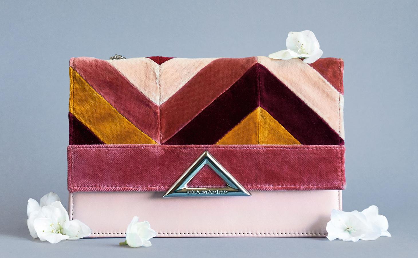 Bolso de Tita Madrid que lució la reina Letizia en los premios Mariano de Cavia.