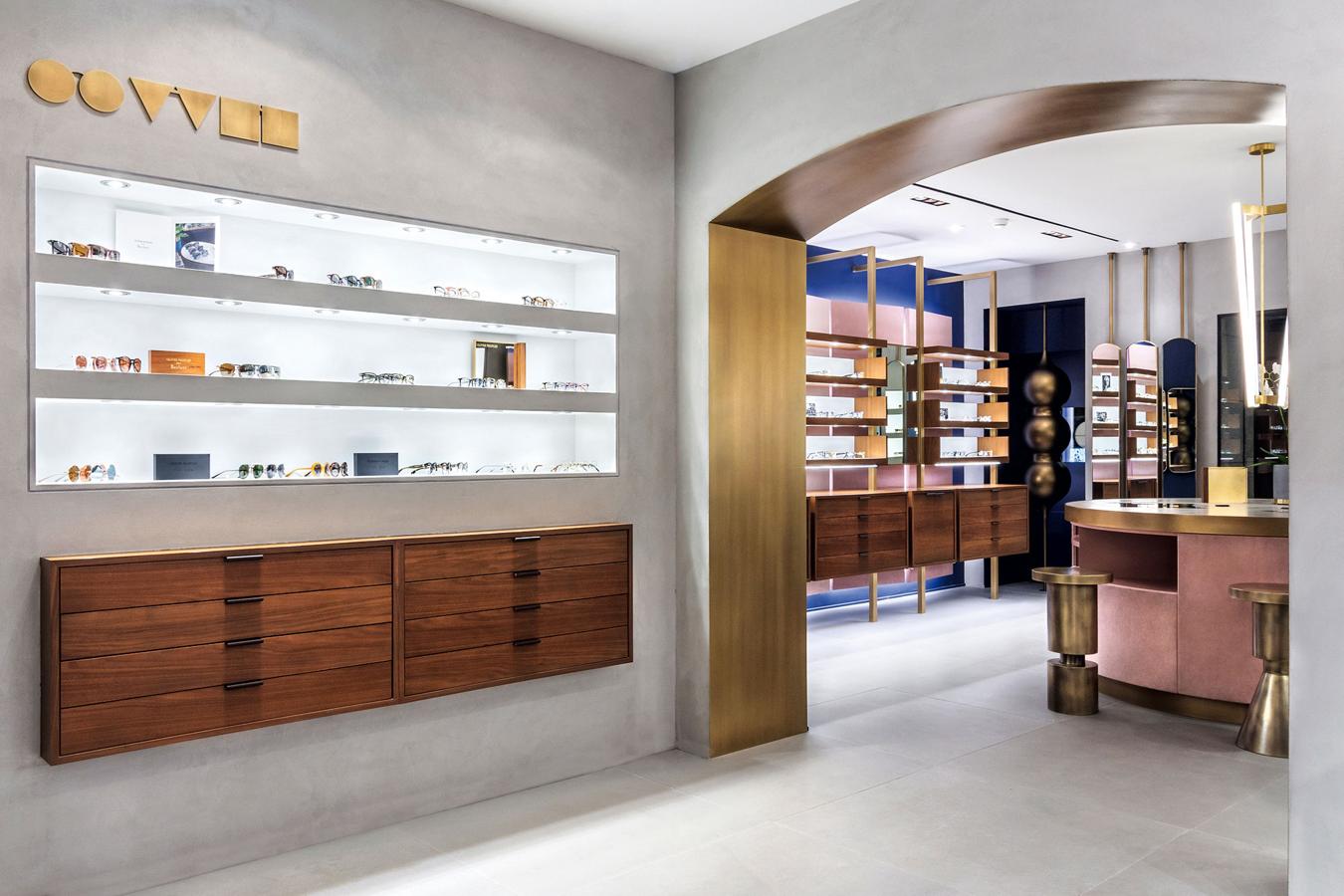 La firma de gafas de lujo californiana abre su primera tienda en España, en la milla de oro de Madrid, con un guiño a los colores de Piasso. Por eso el azul intenso y el rosa empolvado se mezclan con la madera de nogal, en este espacio con gafas de sol y de ver, para hombre y mujer.