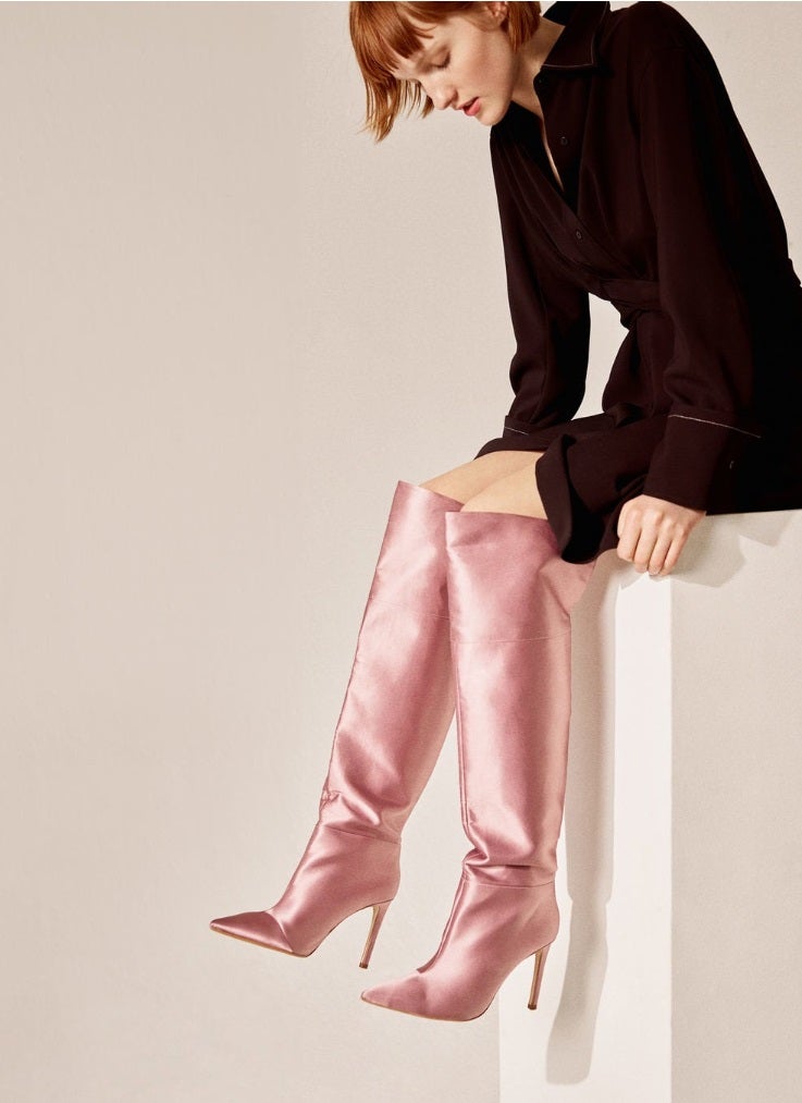 Botas XL satinadas en color rosa palo de Mango: 89,99 euros.