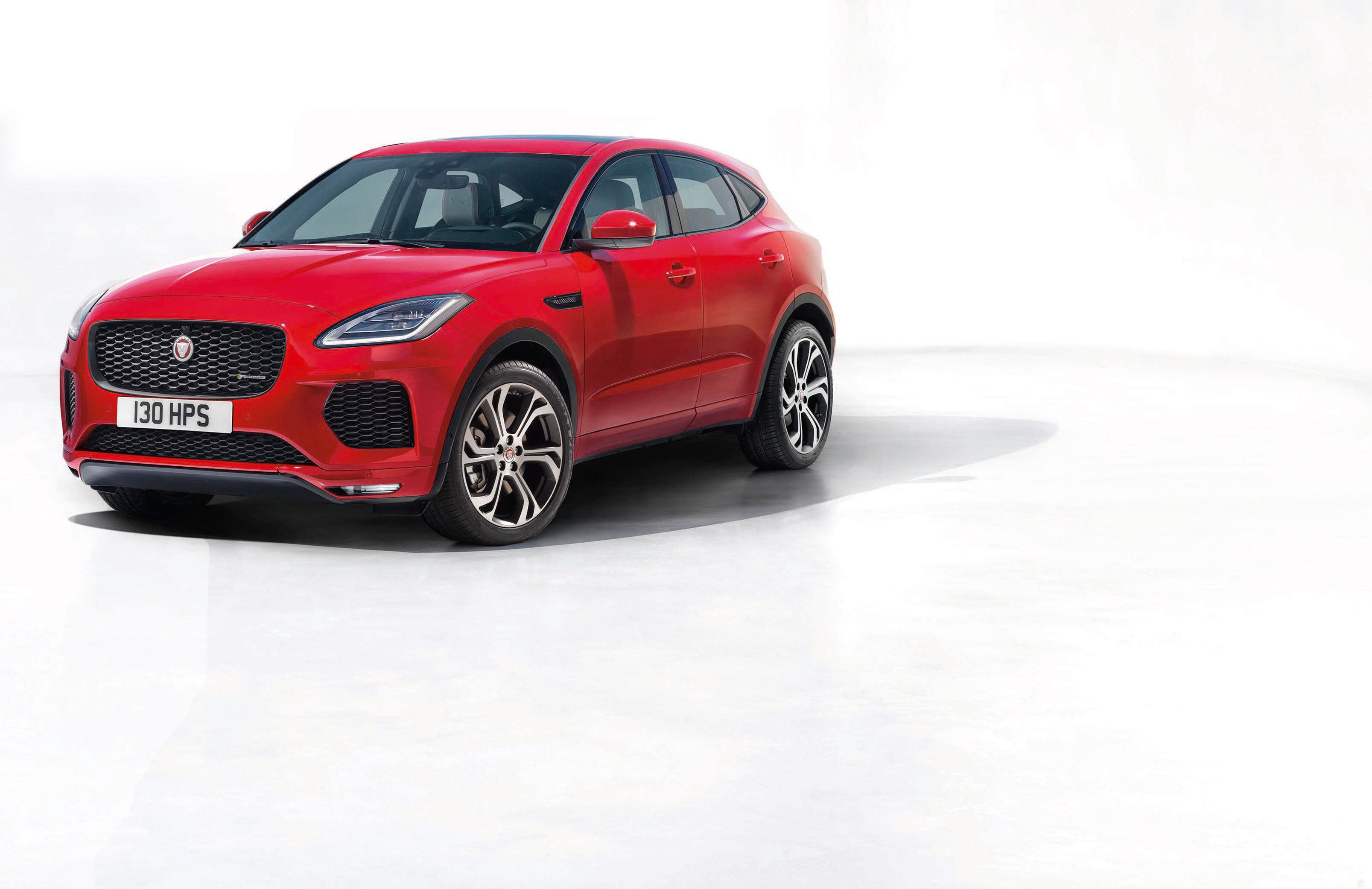 El coche que abre nuestra galería es el nuevo SUV pequeño de Jaguar, que se va a convertir en uno de los más deseados. En sus 4,40 m, combina estilo y elegancia con buen espacio interior y unos precios a partir de 37.450 €.