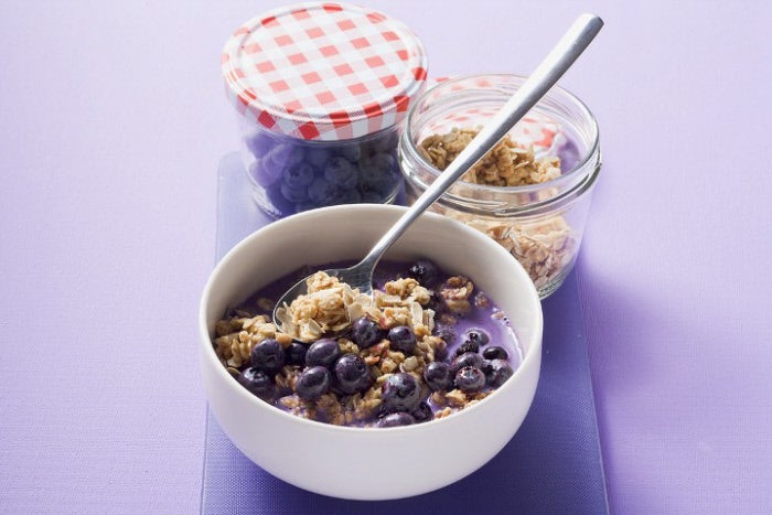 Los arándanos también ayudan a la prevención de enfermedades oculares. Su piel es rica en resveratrol, el antioxidante que previene el daño producido en la retina por la exposición a la luz.