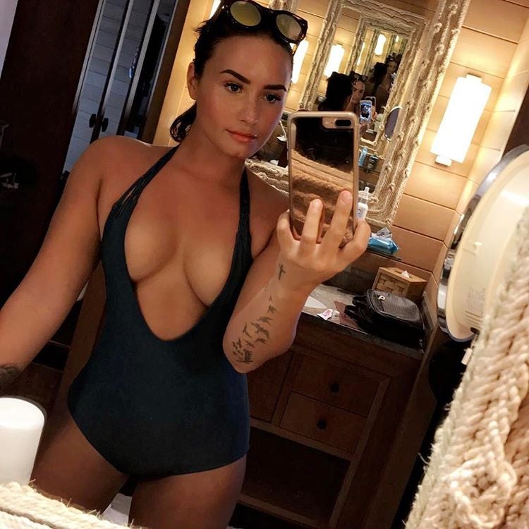 'Why not?' ponía la artista en su post e incendiaba Instagram en Abril. Como siempre, Demi revolucionando. Explosiva y sensual se muetra a sus fans con ¡otro bañador negro!