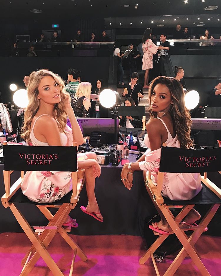 Marta Hunt y Jasmine Tookes, en el 'backstage' del desfile. Foto: Instagram de Marta Hunt.