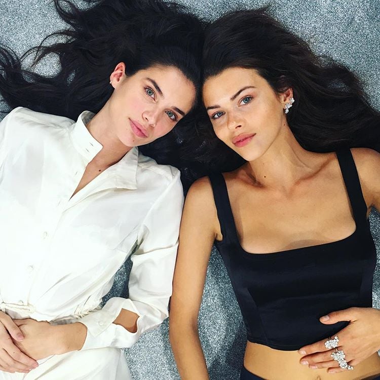 Sara Sampaio y Georgia Fowler, exhaustas tras el desfile de VSxBalmain. Foto: Instagram de Sara Sampaio.