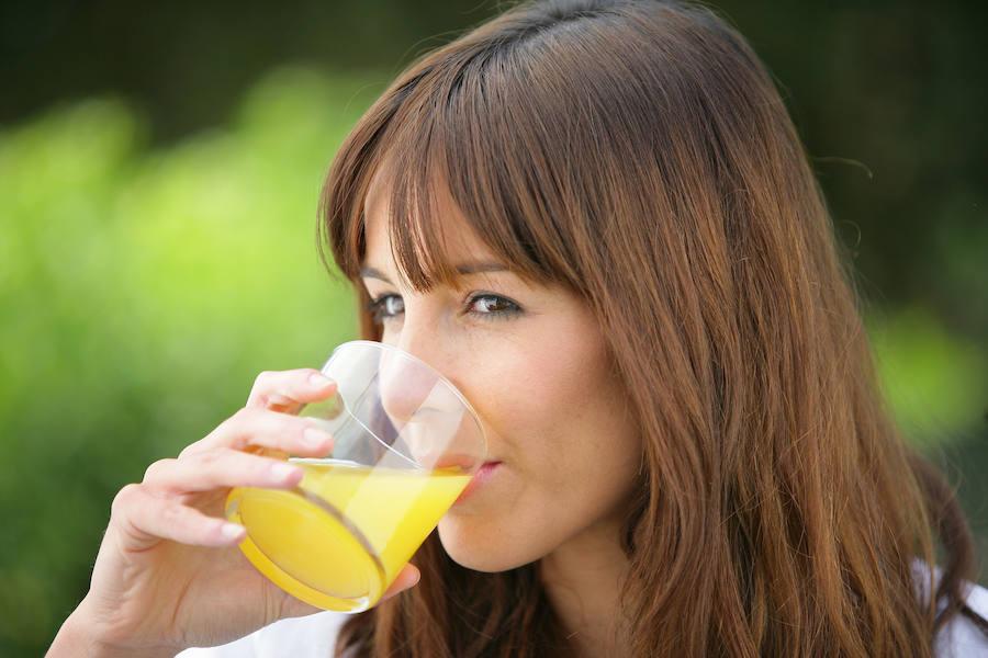 Cuando estás preocupada tu cuerpo libera cortisol, la hormona del estrés. Con un vaso de zumo de naranja te calmarás, porque la vitamina C reduce la producción de cortisol.