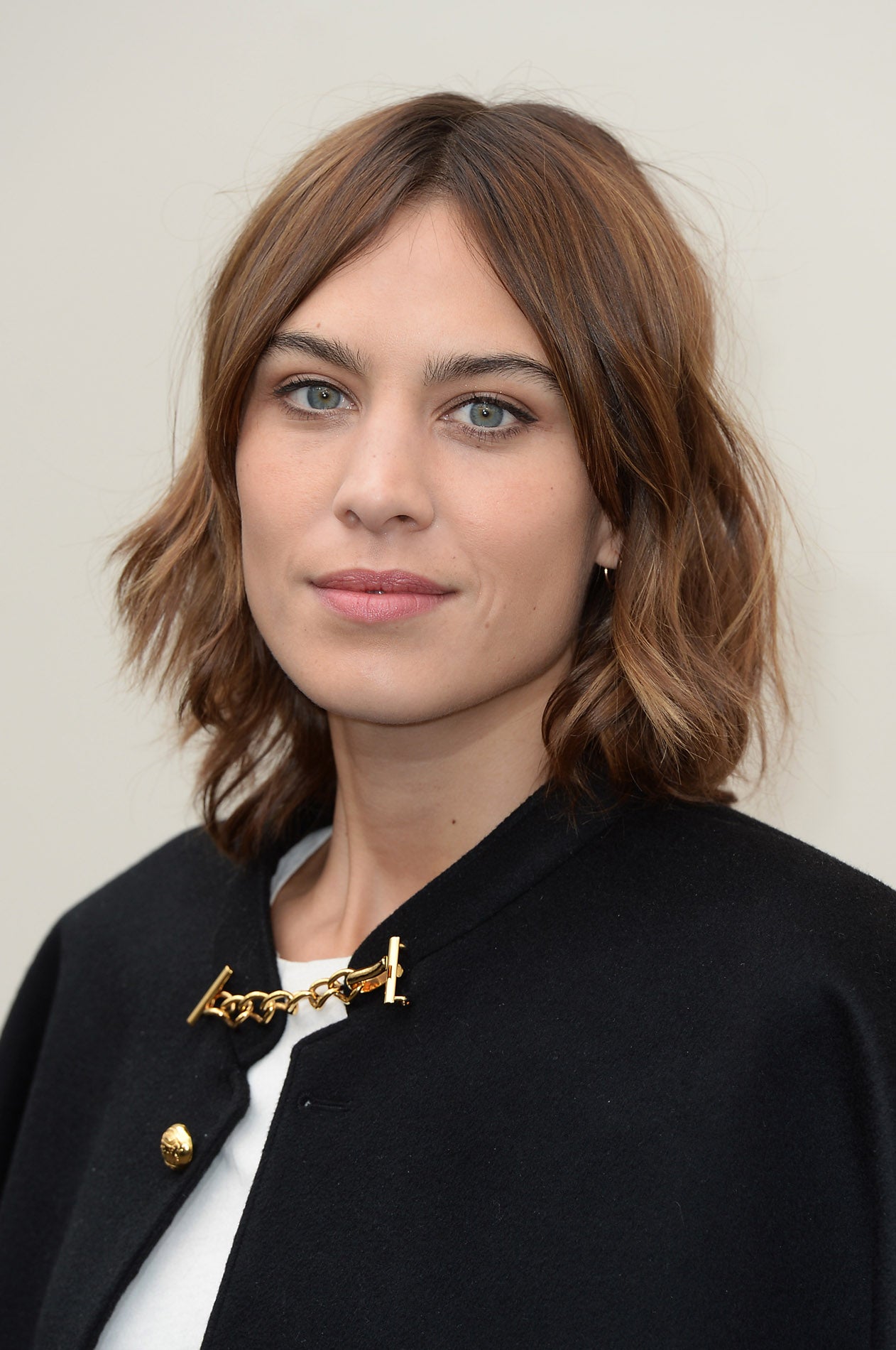La diseñadora e 'it girl' británica Alexa Chung con bob y raya en el medio.