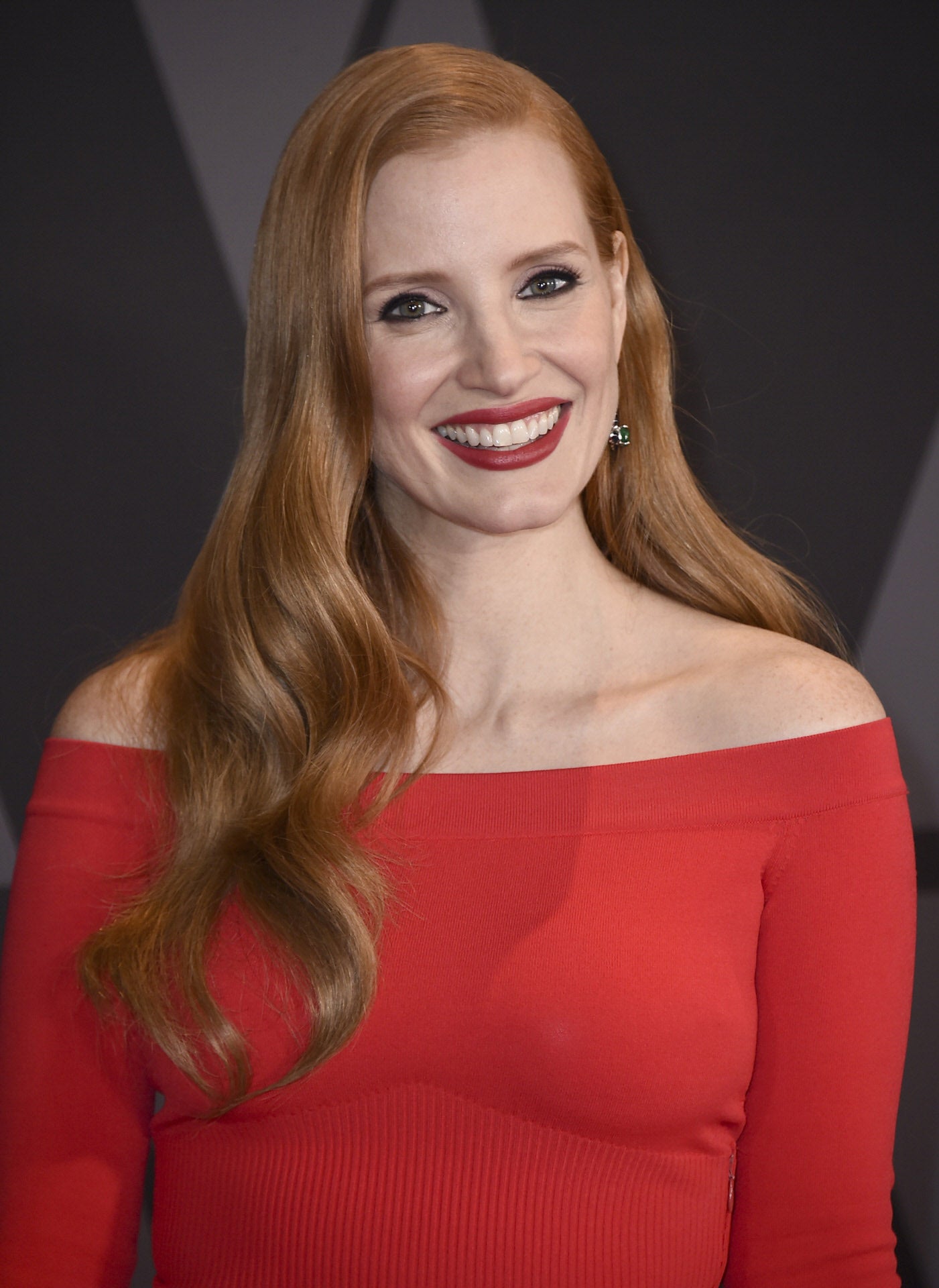 En esta ocasión Jessica Chastain hizo un mínimo cambio en su melena larga, optó por raya a un lado y el resultado no nos puede gustar más.