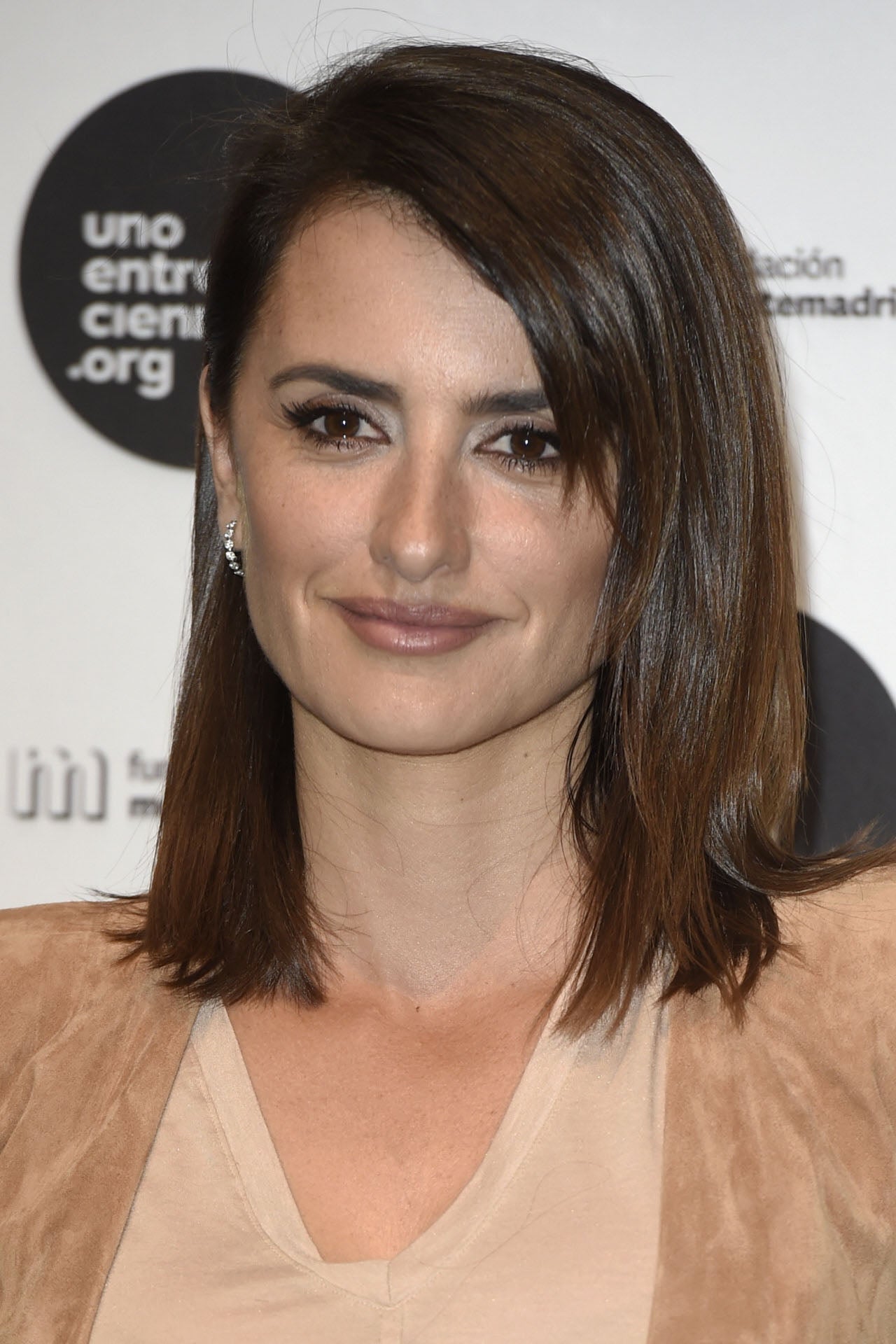 Penélope Cruz con un look mucho más formal con el long bob y la raya a un lado.