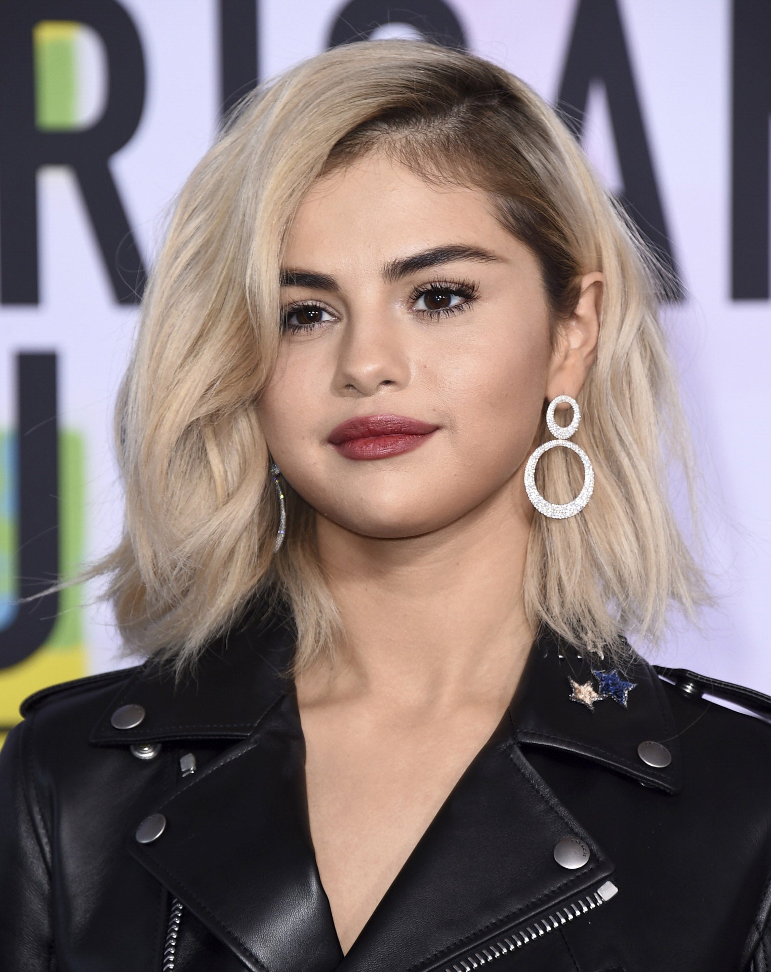 El bob de Selena Gomez con raya a un lado es lo más... y no solo por el color platino.