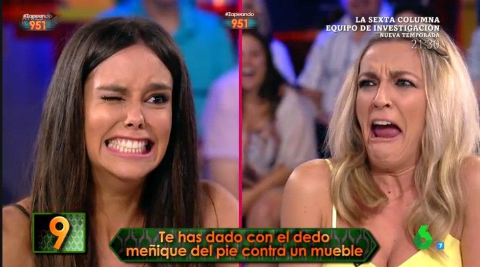 Uno de los retos más graciosos que nos ha dejado 'Zapeando' es el de hacer muecas para imitar la situación que se propone. En este caso Cristina Pedroche y Anna Simon debían simular que se habían dado un golpe en el dedo meñique.