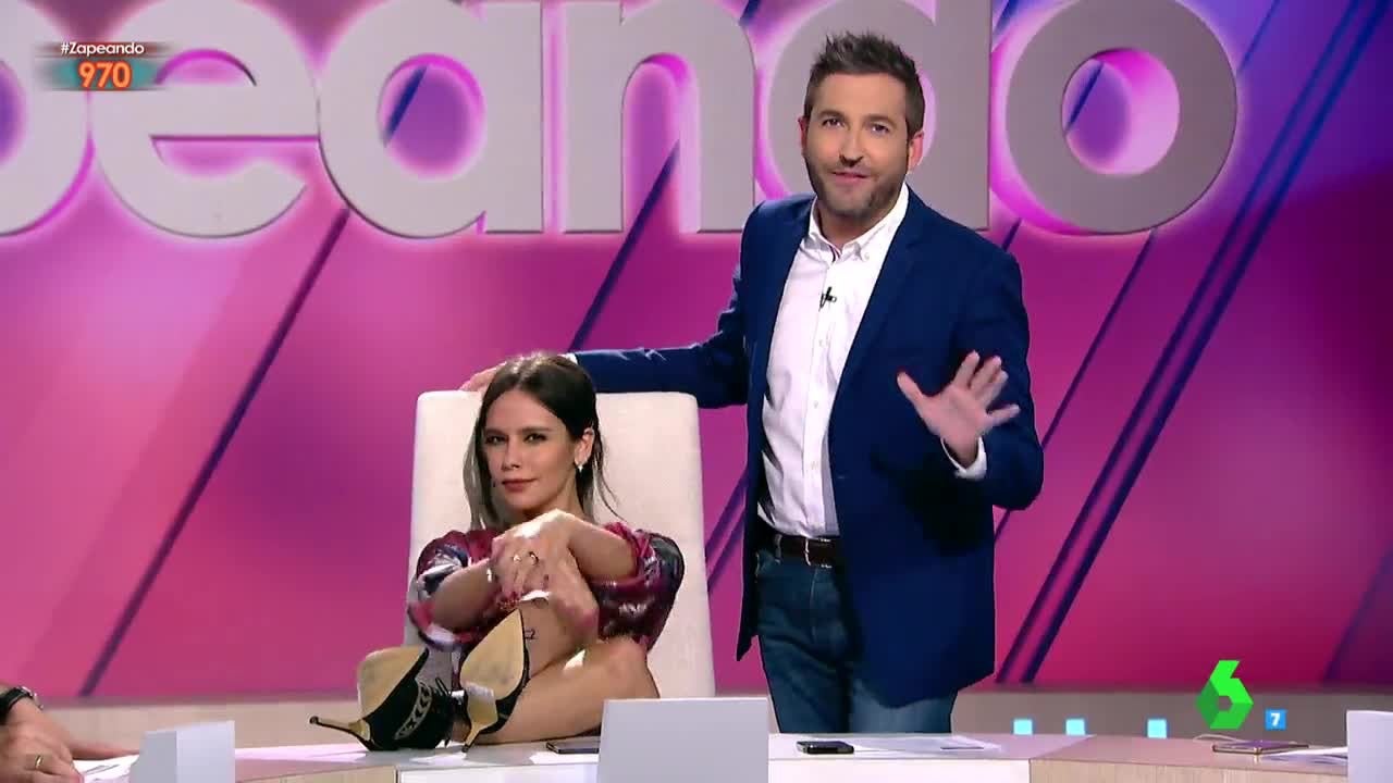 Un nuevo sofá llegaba al plató para Frank Blanco, pero Cristina Pedroche fue rápida y lo probó ella primero con esta pose tan sexy.