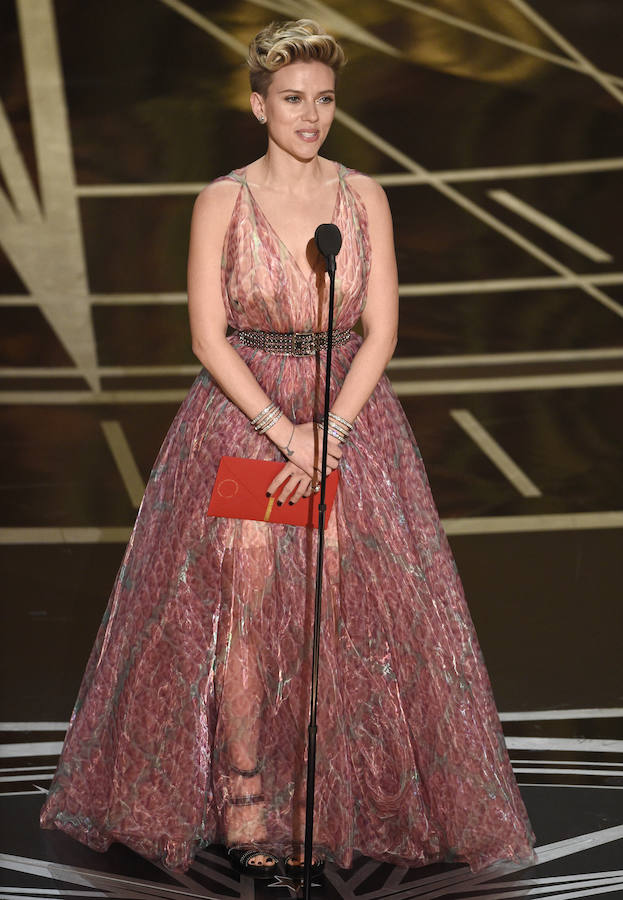 En los Oscar de 2017, apostó por un vestido de gasa que insinuaba las piernas y con un escote pronunciado. Con mucho volumen, intentó marcar cintura con un cinturón con tachuelas a lo Madonna. Entonces, se coló en nuestra lista de las peor vestidas de la gala.