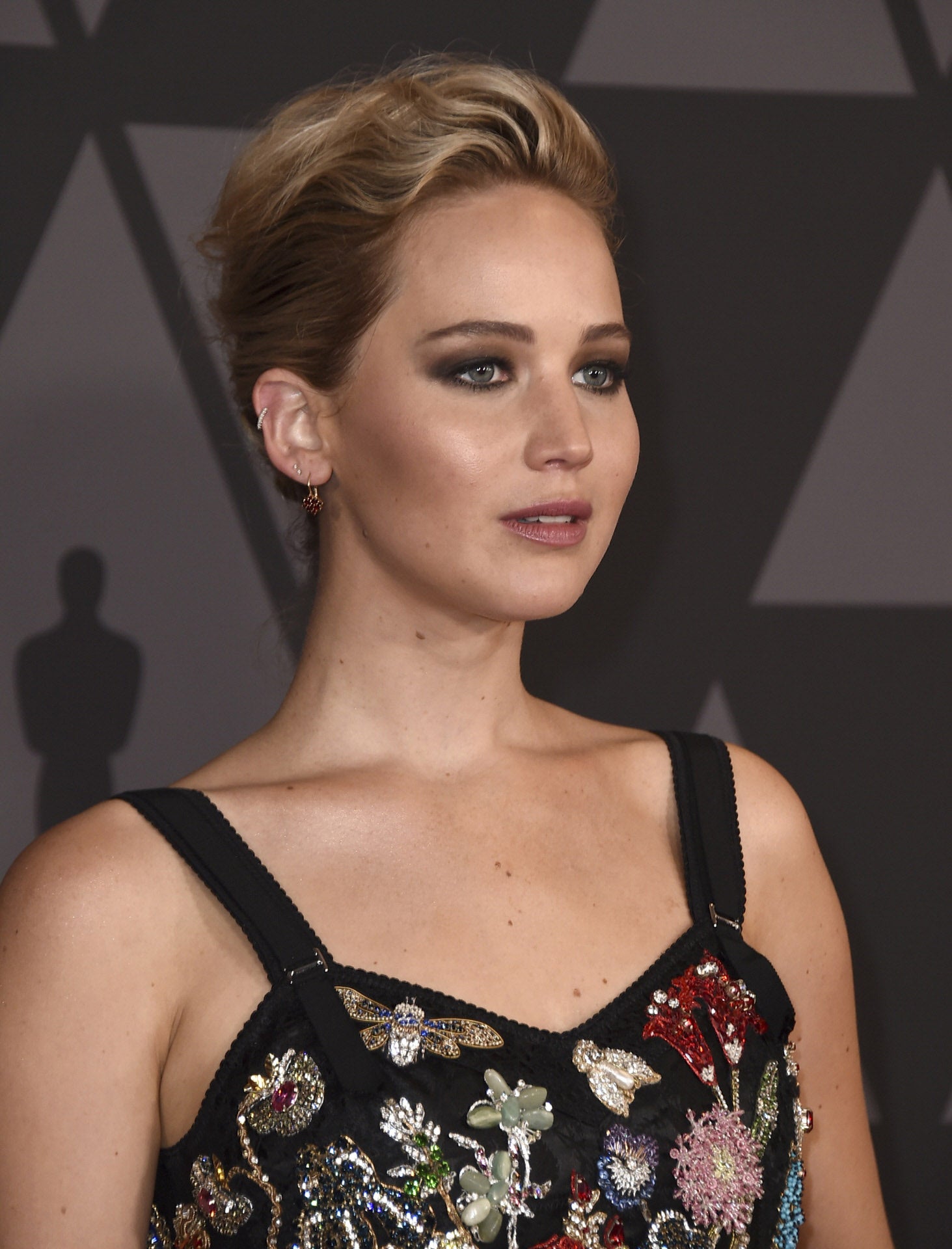 La actriz Jennifer Lawrence también se apunta a las cejas rectas y gruesas.