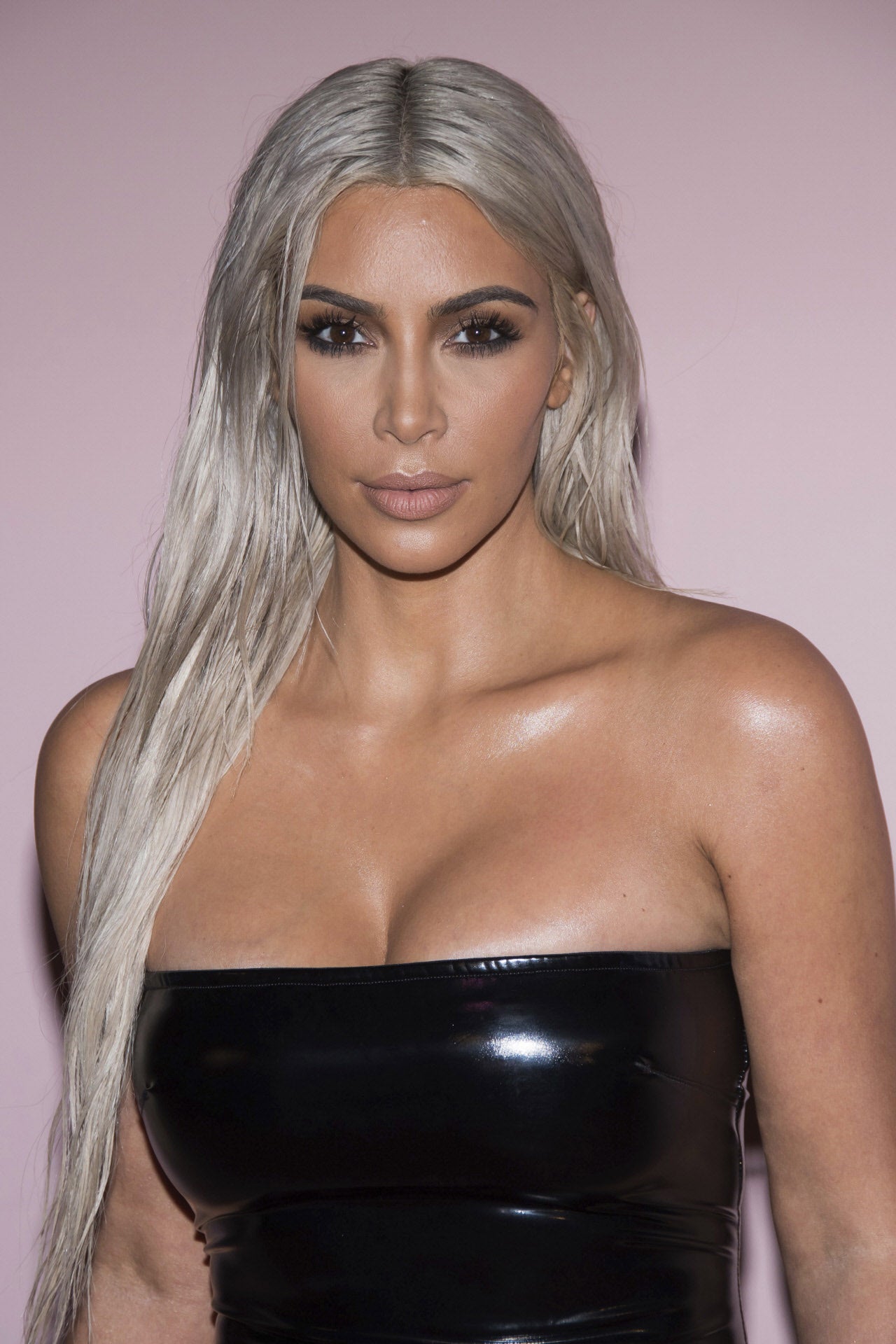 Kim Kardashian lleva las cejas siempre maquilladas, bastante tupidas y redondas.