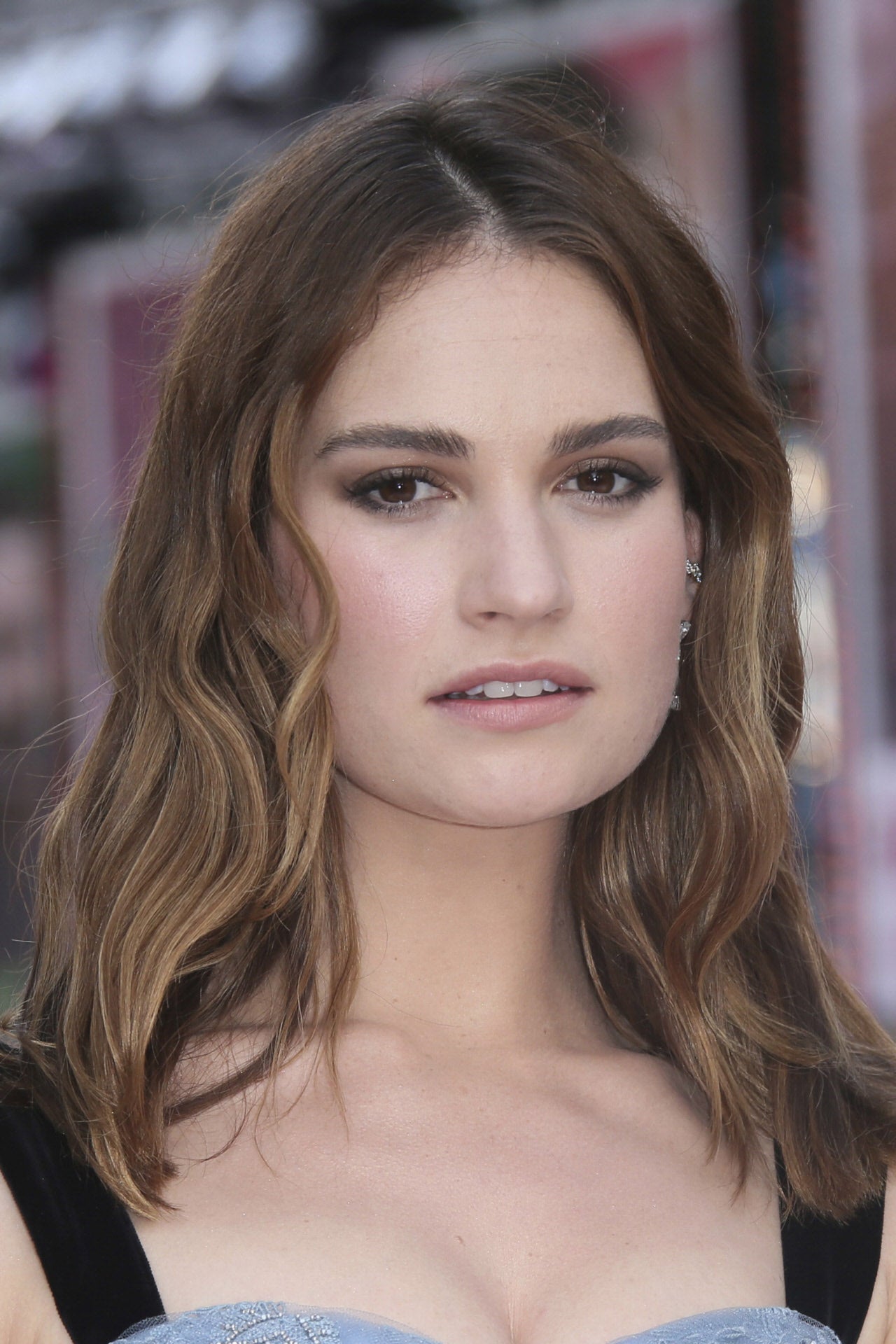La actriz Lily James con cejas naturales, despeinadas, ligeramente curvadas al final.