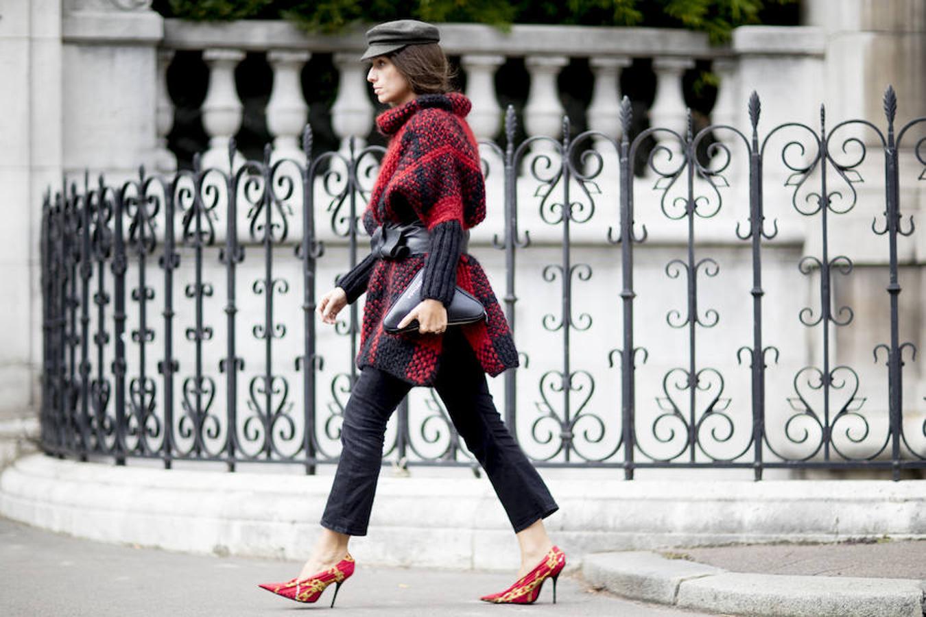 Las chaquetas de punto no son demasiado informales si las combinamos con un pantalón de estilo masculino y unos zapatos llamativos, como los pañuelo de Balenciaga.