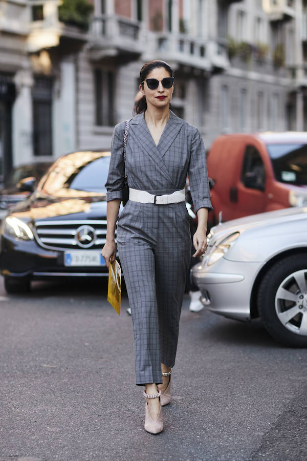 Reutiliza tus monos y actualízalos con un cinturón blanco, el color que triunfa en zapatos, bolsos y cinturones