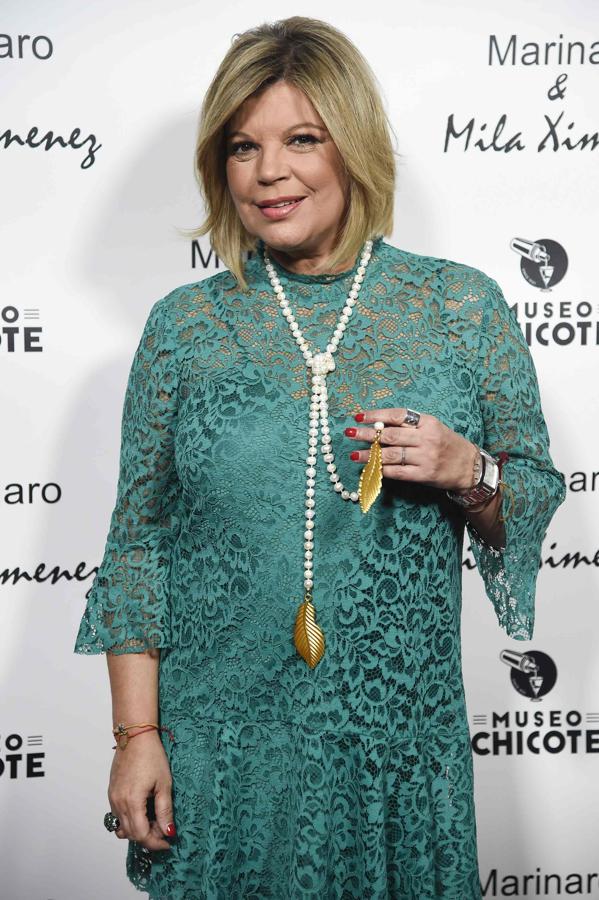 Terelu Campos posa con uno de los collares diseñados por Mila Ximénez.