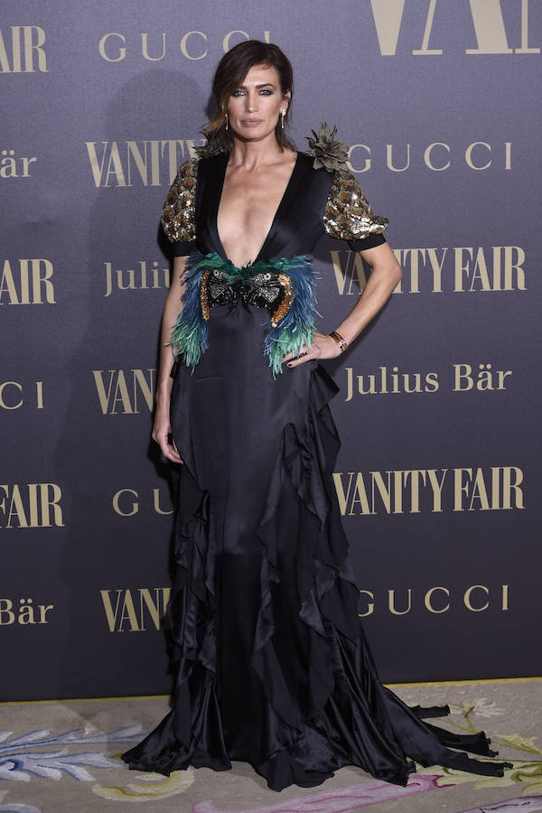 Gucci firma este espectacular diseñocon plumas y satén que Nieves Álvarez lució en la fiesta de 'Vanity Fair'.