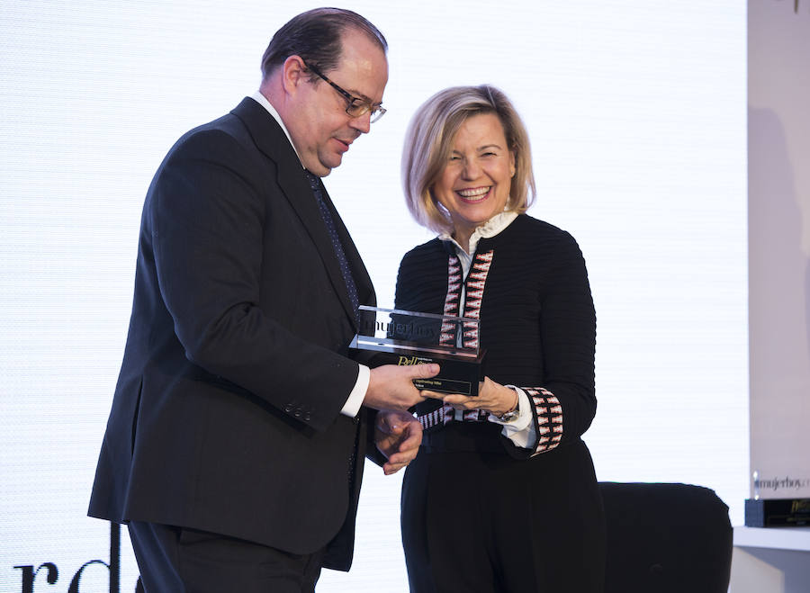 El ganador del premio belleza Mujerhoy al mejor Tratamiento facial diario Eight Hour Miracle Hydrating Mist de ETIZABETH ARDEN. Recoge el Premio: Joaquín Gordon, Director General de Elizabeth Arden