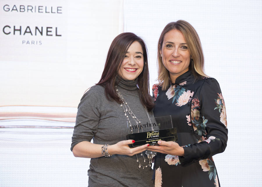 El ganador del premio belleza Mujerhoy al mejor Perfume flechazo fue Eau de Parfum Gabrielle de CHANEL. Recoge el premio Ana Ortiz, Media Manager de Chanel.