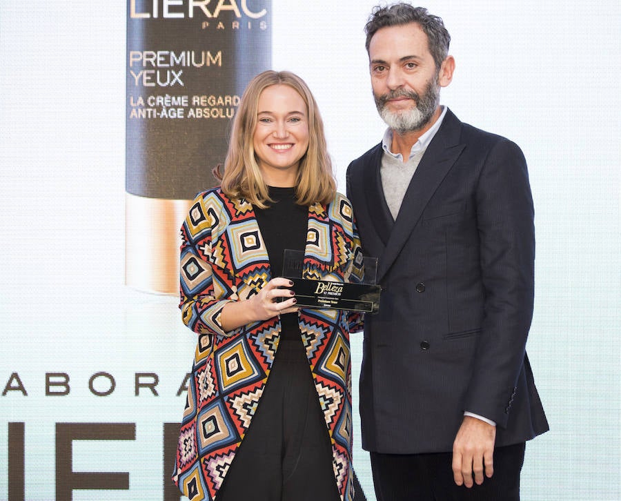 El ganador del premio belleza Mujerhoy al mejor Tratamiento de ojos fue Premium Yeux de LIERAC. Recoge el Premio: María Castillo, Responsable de Comunicación de Lierac.
