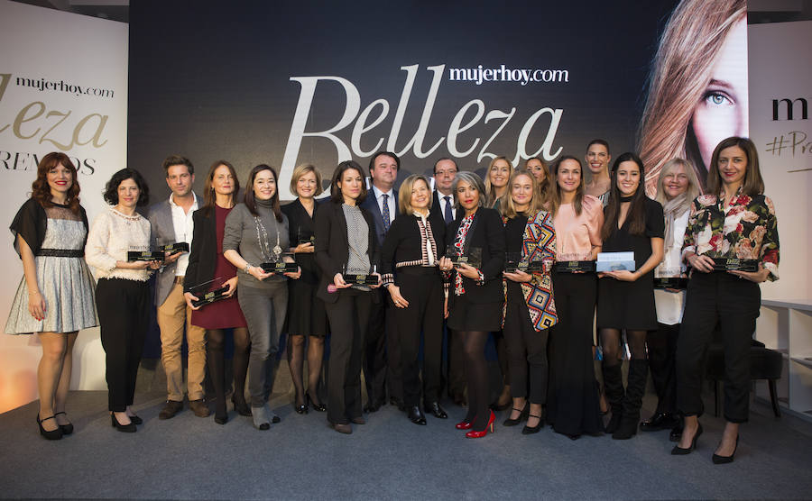 Foto de familia de los ganadores de los Premios Belleza Mujerhoy de 2017, junto con Charo Carrera, Miriam Aguilar y la presentadora, Laura Sánchez.