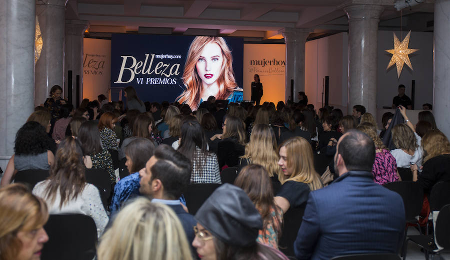 Ambiente de éxito y de glamour en el salón del Palacio Neptuno, donde se entregaron los VI Premios Belleza Mujerhoy, con las grandes marcas del sector.