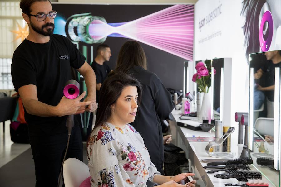 La bloguera Leticia Sánchez, de My Crazy Makeup, que participó en el jurado de los Premios Belleza, aprovechó para darse una vuelta por el Beauty Day y visitar todos los stands, como el de Dyson.