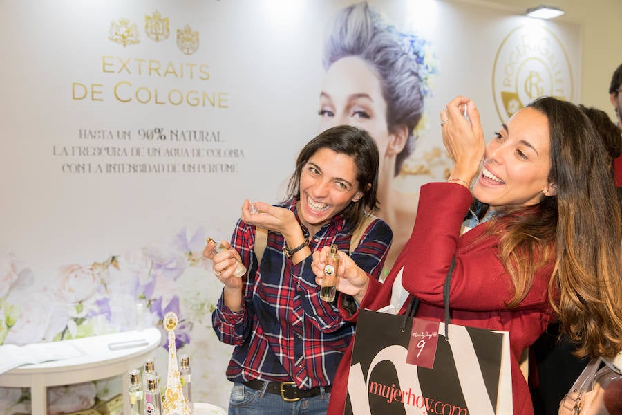 Dos asistentes disfrutando con los aromas de Roger & Gallet en el Beauty Day 2017.